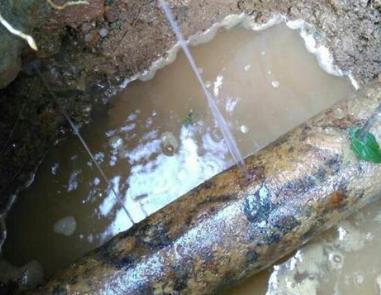 河津楼顶渗水维修公司分享下地暖漏水的原因及检测方法。